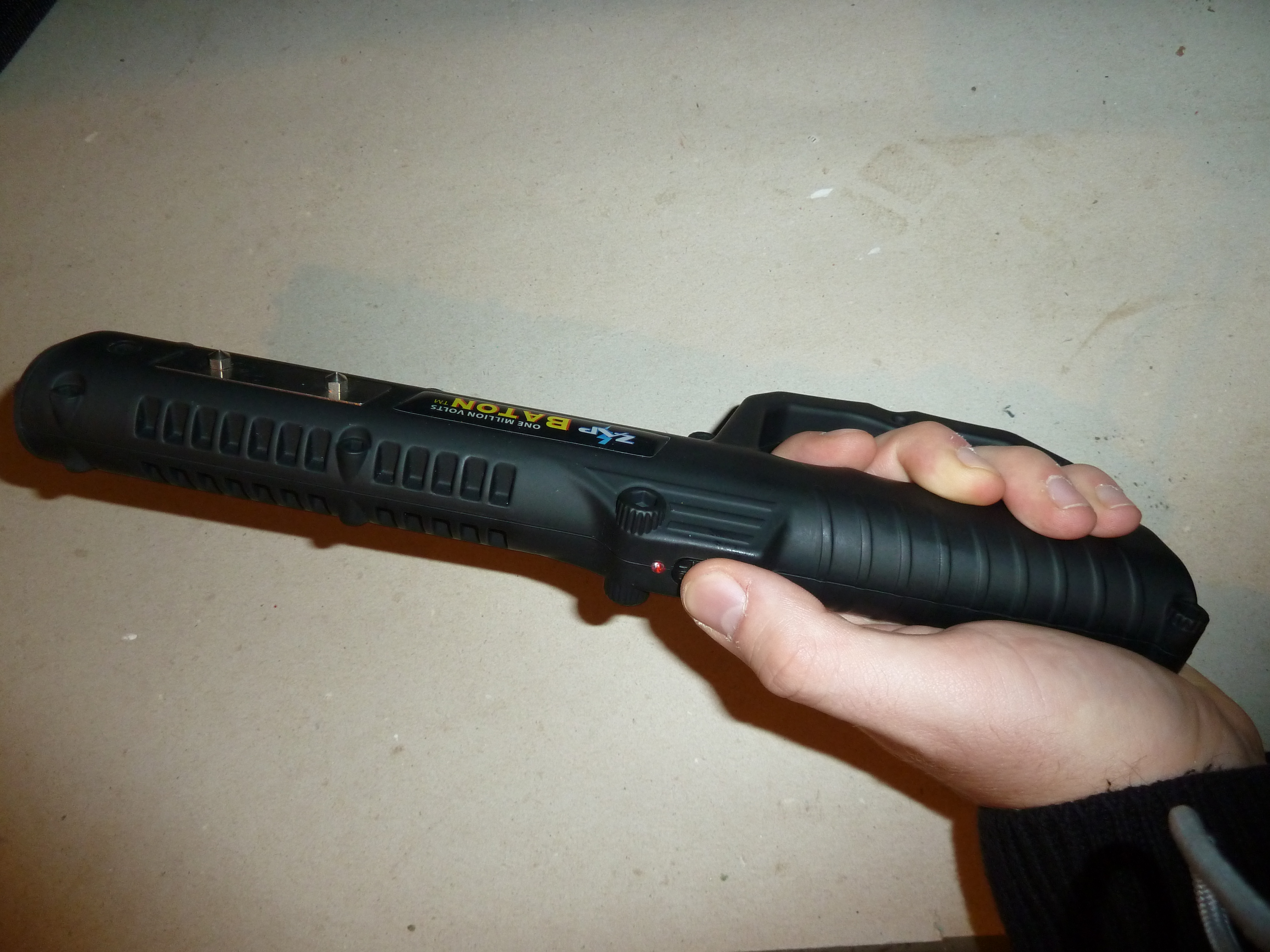 Paralyzér ZAP 1 milión voltov - omračujúci dobíjací obušok s LED baterkou