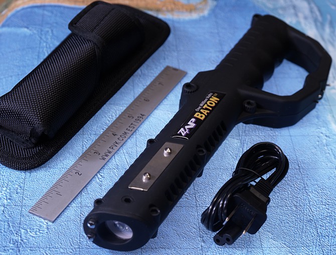 Paralyzér ZAP 1 milión voltov - omračujúci dobíjací obušok s LED baterkou